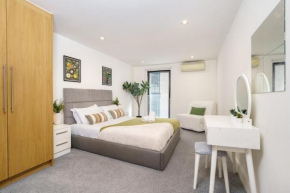 Modern 3 Bed 2 Bath Apartment Hyde Park